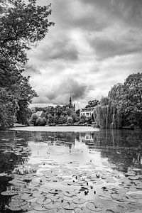 Zwolle stadsgracht met een onweersbui tijdens de zomer in zwart-wit van Sjoerd van der Wal Fotografie