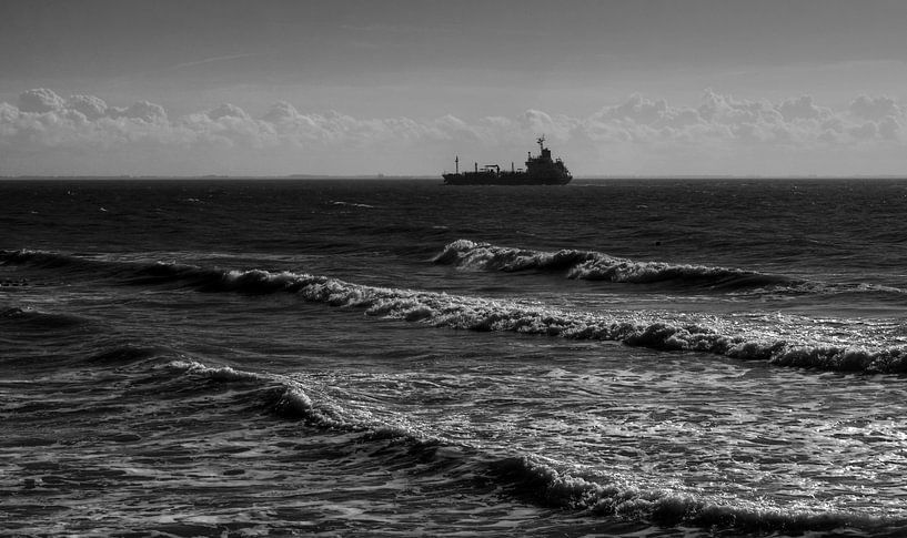 Frachtschiff segelt am Horizont von MSP Canvas