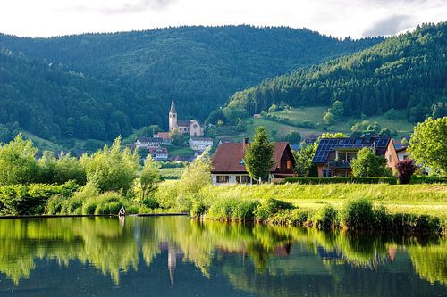 Reflets du village, Forêt Noire, Allemagne sur Aloke Design