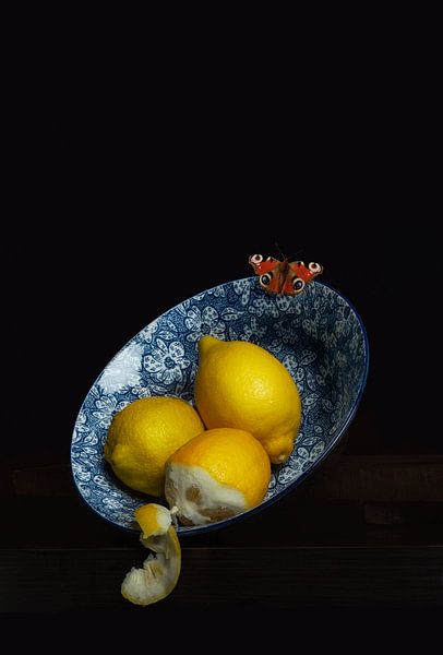 Still life with lemon a Delft blue dish by Fine Art Flower - Artist Sander van Laar