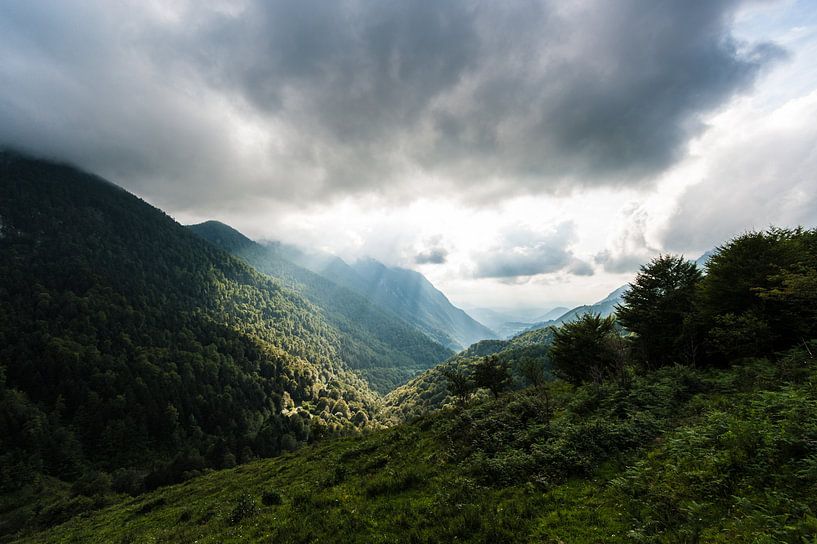 Zonnestralen in de Pyreneeën van Wim Slootweg