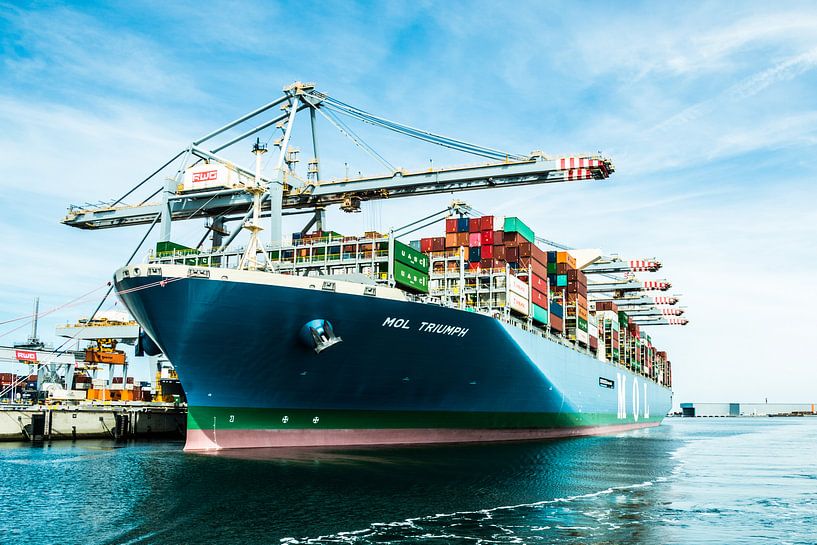MOL Triumph containerschip in kleur von de buurtfotograaf Leontien