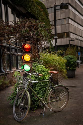 Urban still life with a bicycle and traffic lights