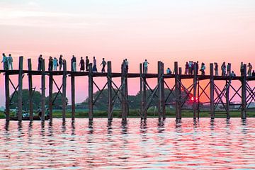 Silhouetted people on U Bein Bridge at sunset, Amarapura, Mandalay region, Myanmar van Eye on You