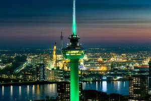 De Euromast in Rotterdam tijdens zonsondergang sur Roy Poots