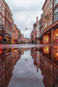 Leiden - Reflectie op de Breestraat (0066) van Reezyard