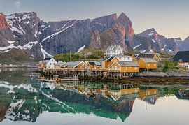 Mitternachtssonne auf den Lofoten in Norwegen von Tim Vlielander