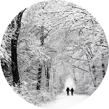 Cold Couple (Winterlandschap met wandelaars) van Caroline Lichthart