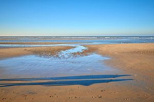 Passanten, die am Nordseestrand vorbeikommen
