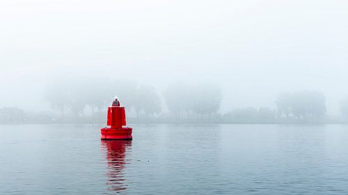 Rode boei in de mist