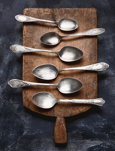 12677242 Snijplank met zilveren lepels