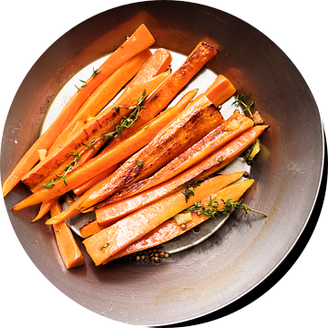 wortelgroenten, geglazuurde wortelen met tijm, gember en honing in een ijzeren pan op het zwarte for van Maren Winter