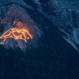 Traditionelle Bergfeuer über Ehrwald – beeindruckende Lichtlinien an den Hängen des Wettersteins, die die Tiroler Bergwelt in magisches Glühen tauchen. Ein außergewöhnliches Motiv alpiner Kultur. von Miriam Schwarzfischer Fotografie