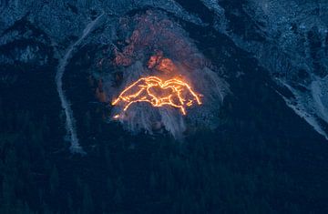 Traditionele bergvuren boven Ehrwald - indrukwekkende lichtlijnen op de hellingen van de Wetterstein, die de Tiroolse bergen in een magische gloed hullen. Een buitengewoon motief van de Alpencultuur.