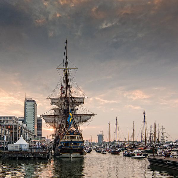 De Gouden Eeuw, zonsondergang met de  tall ship Götheborg. Sail Amsterdam 2015 van Hans Brinkel