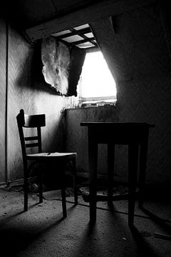 Tisch und Stuhl in einem Raum in einem verlassenen Haus von Jacqueline Groot