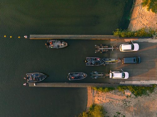 Zonsopkomst op het Haringvliet: Vissers en Hun Boten