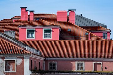 Roze huizen in Lissabon van Yolanda Broekhuizen