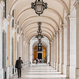 Architecture avec des arcs à travers lesquels l'homme marche sur Myrthe Slootjes