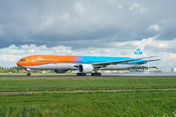 Take-off KLM Boeing 777-300 passagiersvliegtuig. van Jaap van den Berg