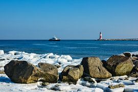Die Mole in Warnemünde im Winter von Rico Ködder
