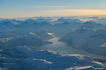 Vue aérienne sur le paysage d'hiver  dans le nord de la Norvège sur Sjoerd van der Wal Photographie