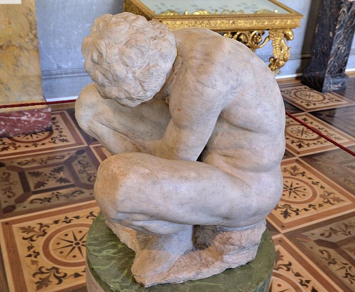 Der kauernde Junge in der Eremitage in St. Petersburg von Karel Frielink