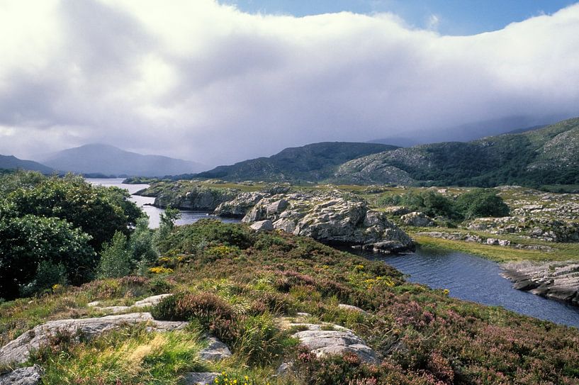 Landschap in de Ring van Kerry in Ierland met wolken van Frans Rombout