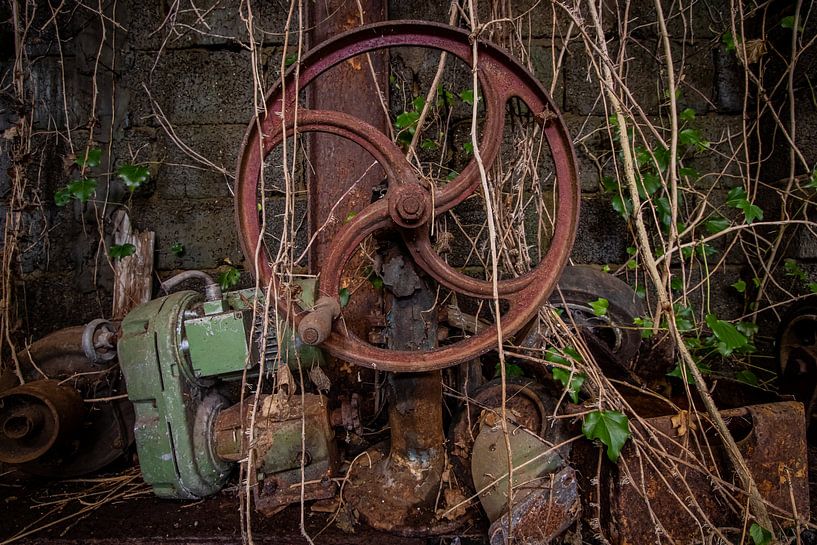 rusty workbench by Leon Ouwehand