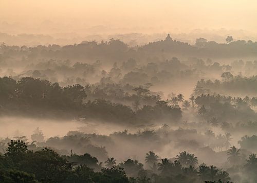 Borobudur tempel tijdens zonsopkomst (horizontaal)