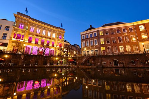 Winkel van Sinkel et Hôtel de ville sur Oudegracht à Utrecht