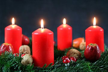 Adventskrans met 4 brandende kaarsen van Rüdiger Rebmann
