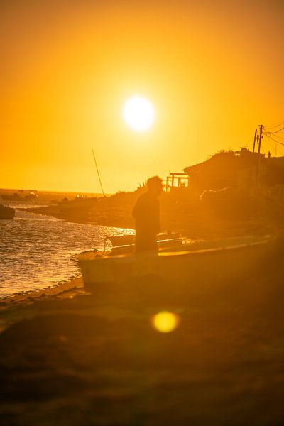 Lever de soleil sur la côte de l'Algarve avec bateaux et plage par Leo Schindzielorz