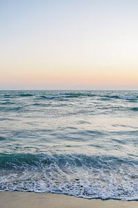 Golven tijdens zonsondergang | Middellandse Zee | Italië | Strand | Oceaan | Reisfotografie | Pastel van Mirjam Broekhof
