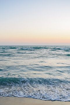 Golven tijdens zonsondergang | Middellandse Zee | Italië | Strand | Oceaan | Reisfotografie | Pastel