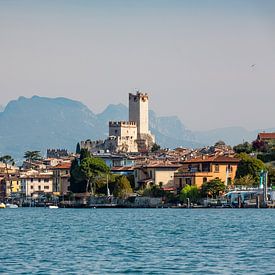 Malcesine met het kasteel Scaliger aan het Gardameer van Gerald Lechner