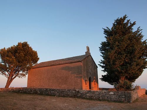 Kerkje in avondschemering