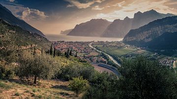 Uitzicht op Riva del Garda en het Gardameer van Dennis Donders