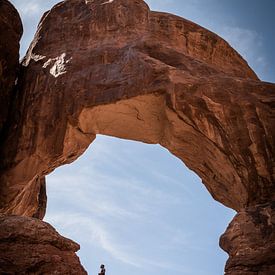 Avontuurlijk klimmen tussen bogen in Arches NP USA van Cathy Php