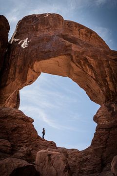 Escalade aventureuse entre les arches dans Arches NP USA sur Cathy Php