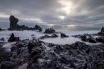 Het strand van Djúpalónssandur in IJsland van Franca Gielen