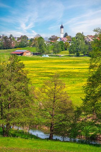 Kerk in een idyllisch natuurlandschap bij Aug
