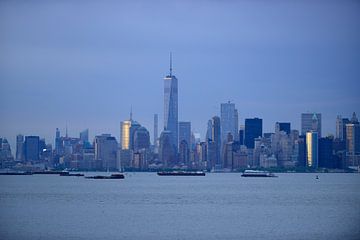 New York Skyline in de avond - Lower Manhattan van Merijn van der Vliet