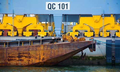  Rusty bateau dans le port