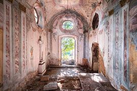 Petite chapelle abandonnée. sur Roman Robroek - Photos de bâtiments abandonnés
