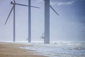 Éoliennes sur une plage inondée