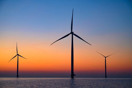 Les éoliennes d'un parc éolien en mer produisent de l'électricité