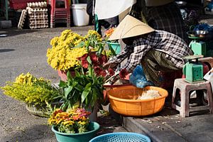 Morgenrituale einer vietnamesischen Verkäuferin