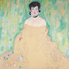 Une femme en robe dorée sur Adalberto Sorrentino