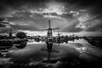 Die historischen Windmühlen von Kinderdijk - schwarz-weiß von ahafineartimages